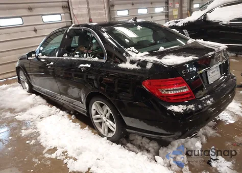 2013 Mercedes-Benz C 300 Sport 4Matic z USA, uszkodzony, nr VIN WDDGF8AB6DA712708